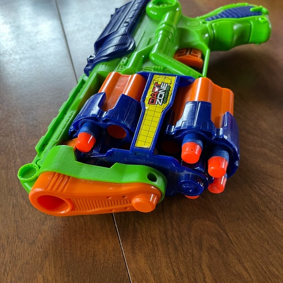 Nerf gun with eight shells - Picture 4 of 4